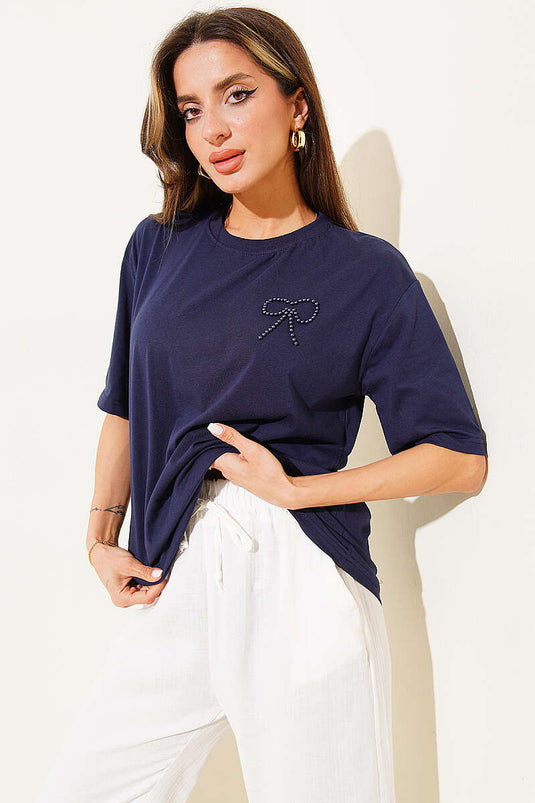 Camiseta azul marino con lazo de perlas y piedras