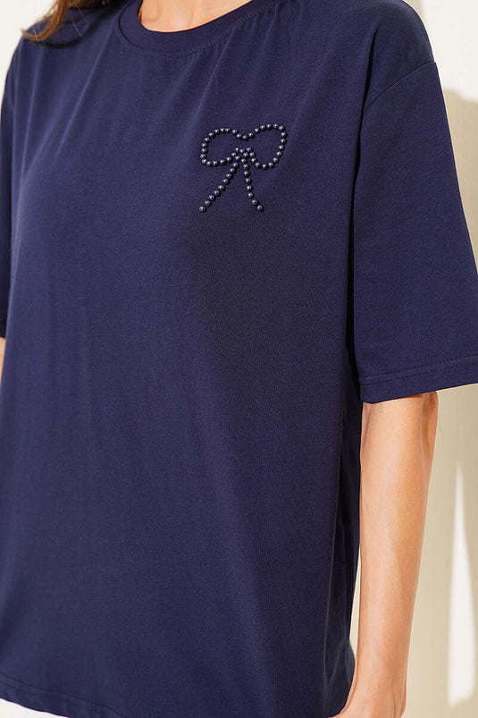 Camiseta azul marino con lazo de perlas y piedras