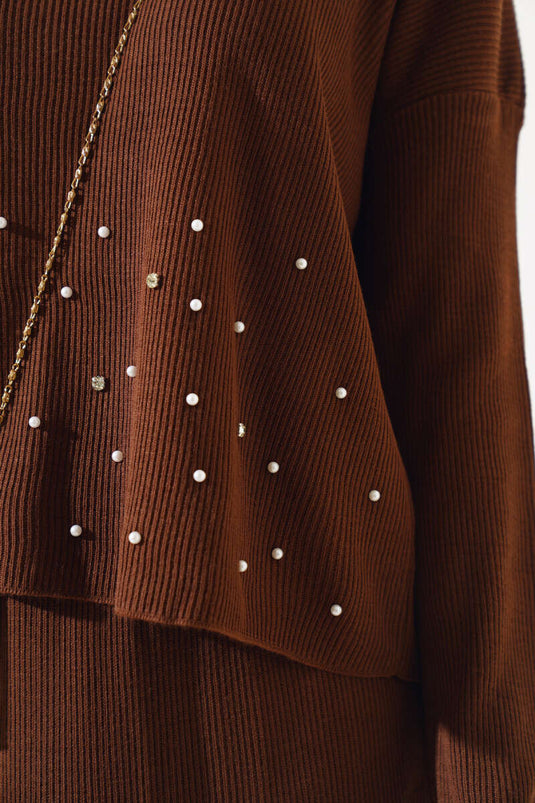 Ensemble deux pièces en maille marron orné de perles, comprenant une jupe