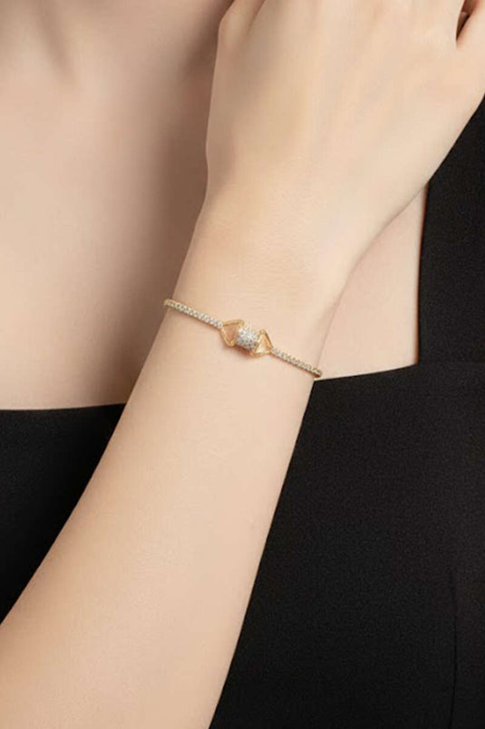 سوار ذهبي مزين باللؤلؤ والأحجار الكريمة