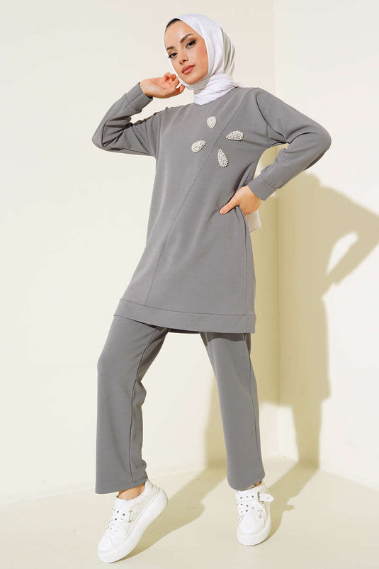 بدلة مزدوجة مزينة بأحجار اللؤلؤ باللون الرمادي