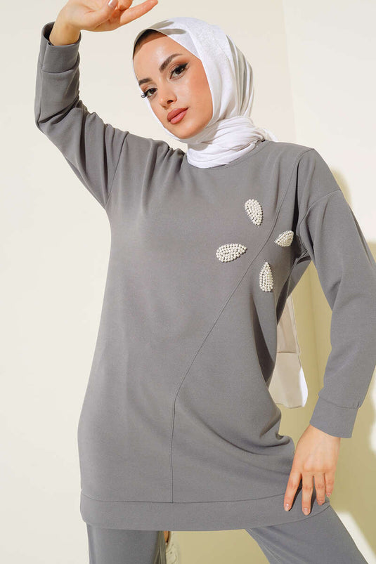 بدلة مزدوجة مزينة بأحجار اللؤلؤ باللون الرمادي