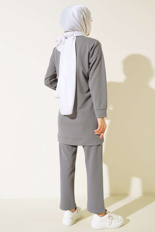 بدلة مزدوجة مزينة بأحجار اللؤلؤ باللون الرمادي