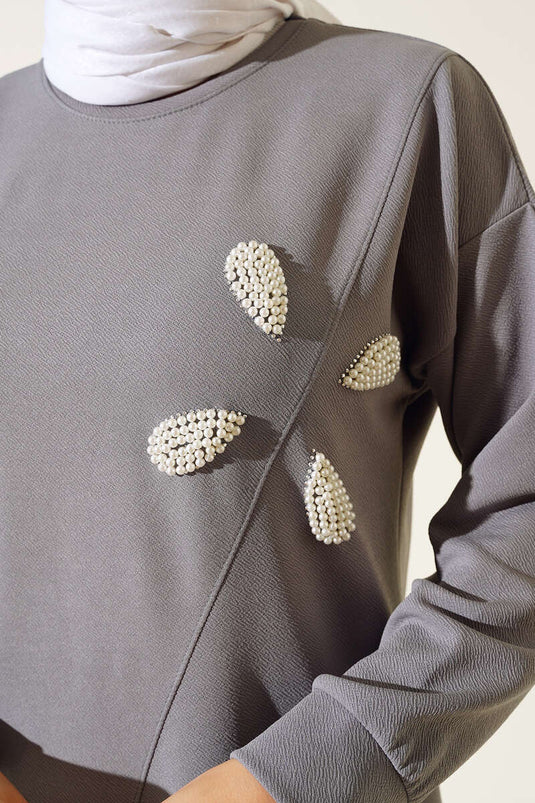 بدلة مزدوجة مزينة بأحجار اللؤلؤ باللون الرمادي