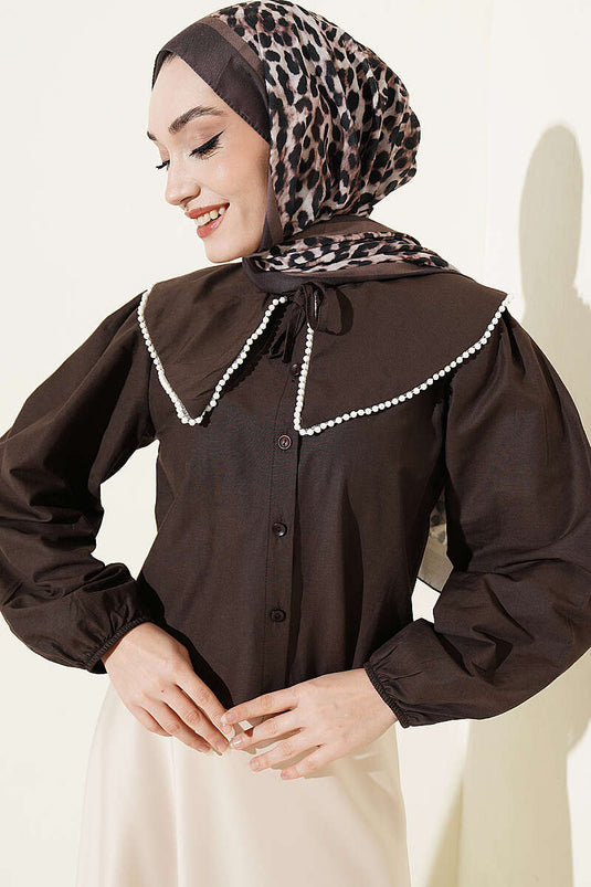 Korte Blouse met Schelpenkraag en Parelmoer in Donkerbruin