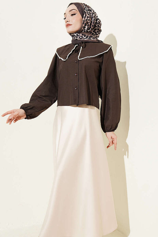 Korte Blouse met Schelpenkraag en Parelmoer in Donkerbruin