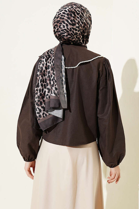 Korte Blouse met Schelpenkraag en Parelmoer in Donkerbruin
