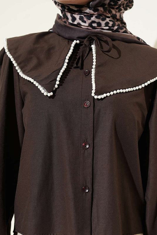 Korte Blouse met Schelpenkraag en Parelmoer in Donkerbruin
