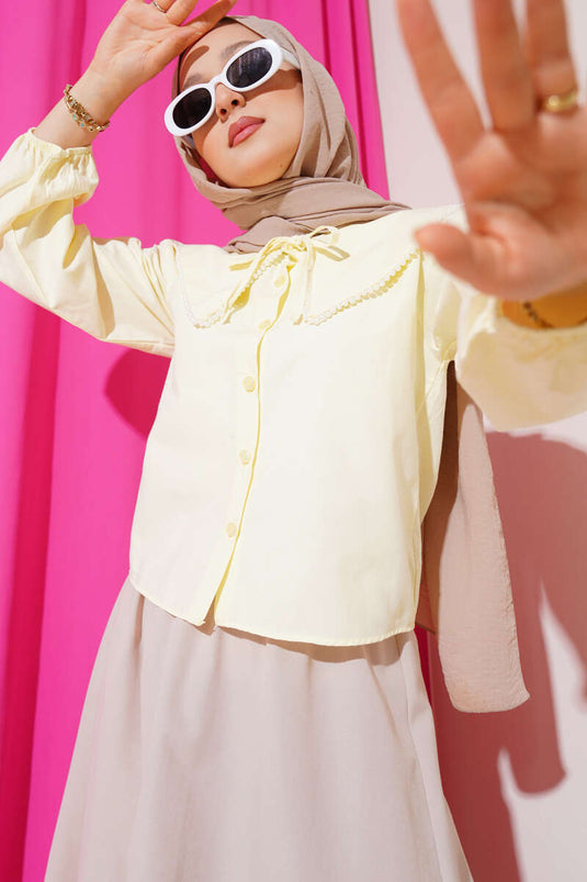 Chemise courte jaune à col marin orné de perles