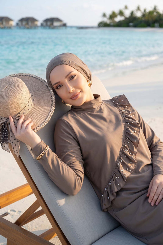 مايوه محتشم ثلاثي بتفاصيل كشكش وخرز بلون فيزون