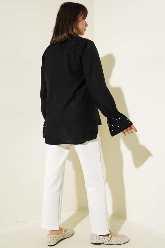 Chemise noire ornée de perles et de pierres brodées