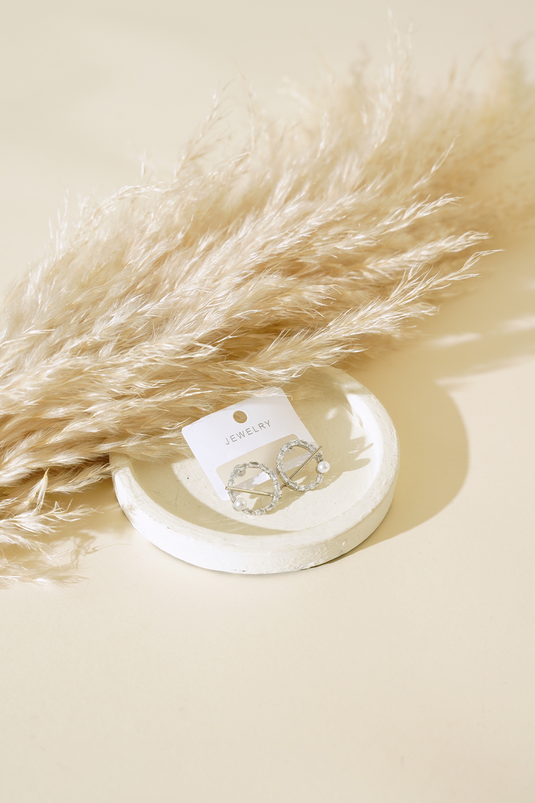 أقراط دائرية من اللؤلؤ والحجر باللون الفضي