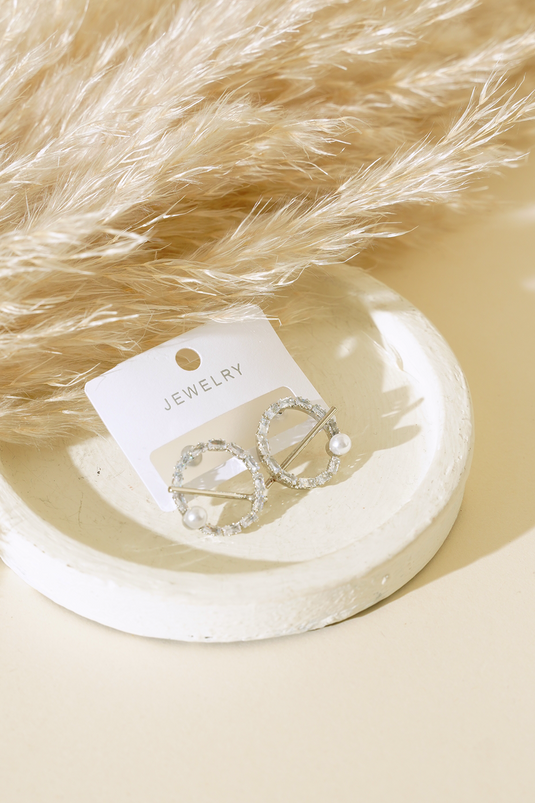 أقراط دائرية من اللؤلؤ والحجر باللون الفضي