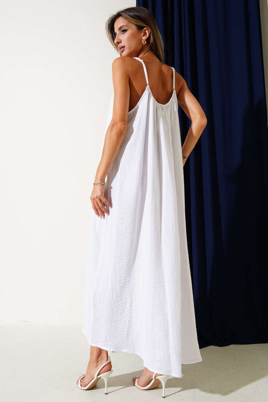 فستان موسلين فضفاض بأشرطة رفيعة، لون بيج فاتح.