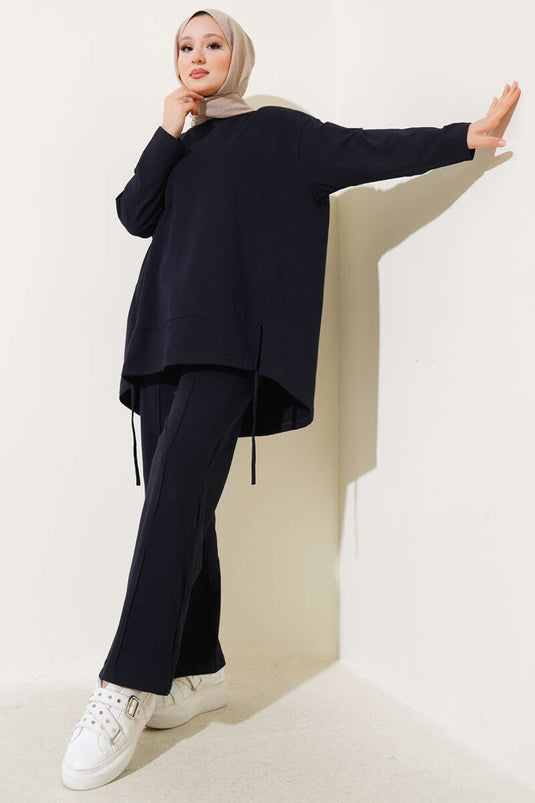 طقم أساسي من قطعتين باللون الأزرق الداكن مع تفاصيل رباط