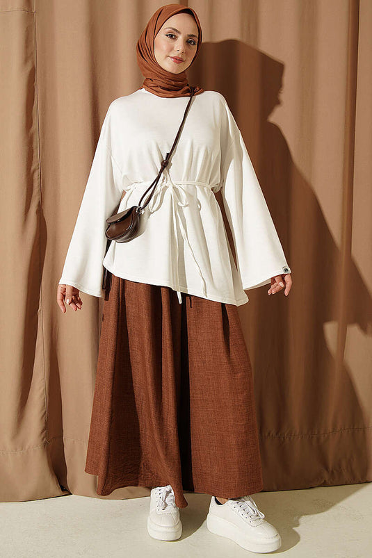 Tunique Beige Avec Détails Ornés Sur Les Bras Et Liens