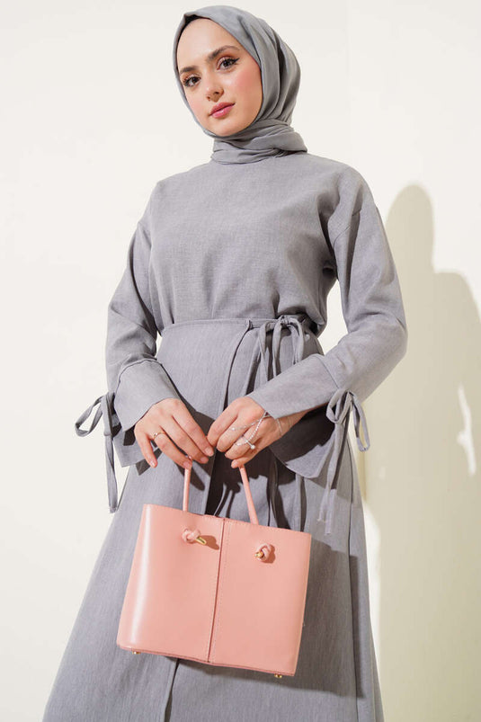 Ensemble deux pièces basique avec une jupe à nouer et un haut gris