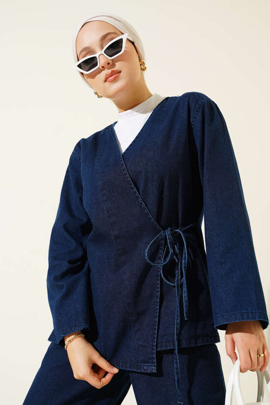 Costume deux pièces en denim à col en V et lien noué bleu marine