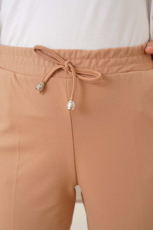 Eng anliegende Camel-Hose mit Gummibund und Kordelzug am Bund