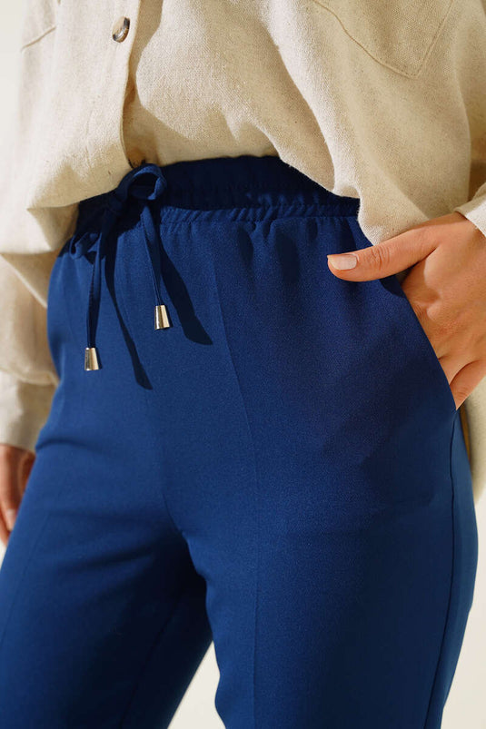 Pantalones índigo de pernera delgada con detalle de cuerda y cintura elástica