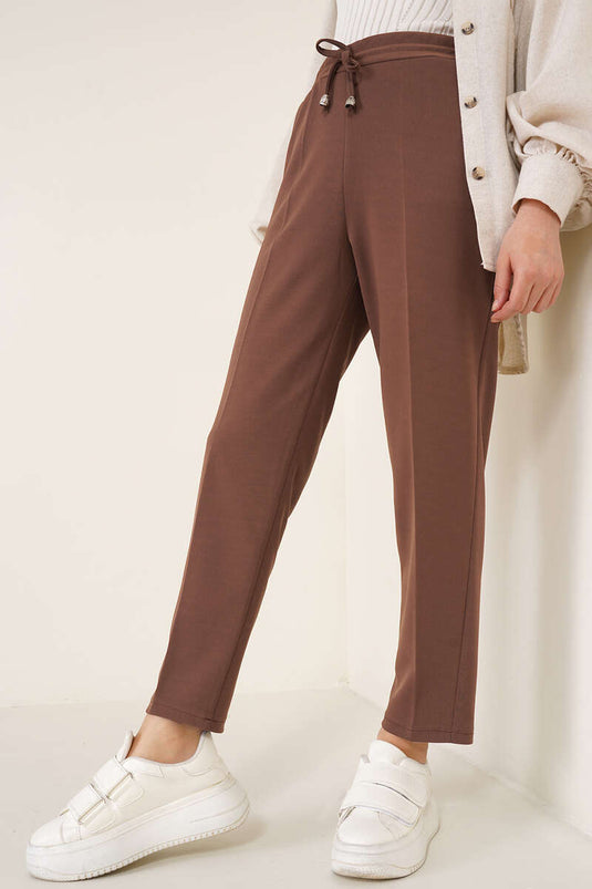 Pantalon marron à jambe slim et détail en corde avec taille élastique