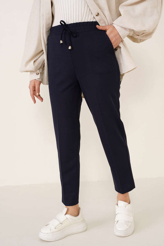 Pantalon bleu marine détaillé en corde, taille élastique, jambe étroite