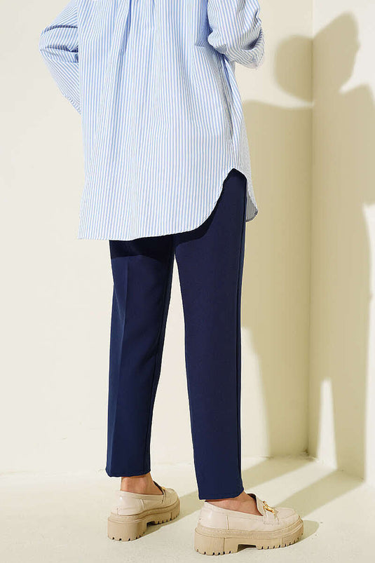 Pantalon bleu marine à jambe étroite avec ceinture élastique et détail en corde
