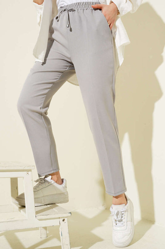 Pantalon skinny à taille élastique et détails en ficelle