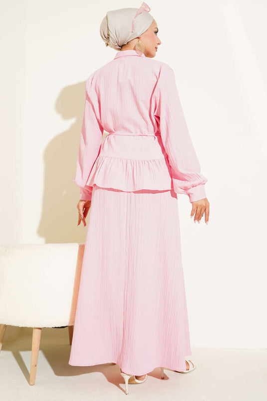 طقم من قطعتين مع حزام حبل وتنورة من لحاء الشجر باللون الوردي