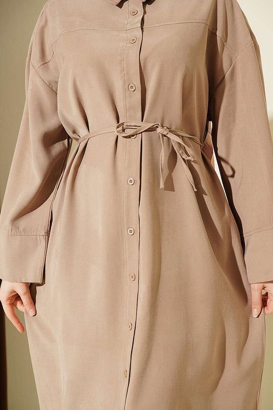 Robe longue boutonnée en tensel avec ceinture en corde, couleur vison