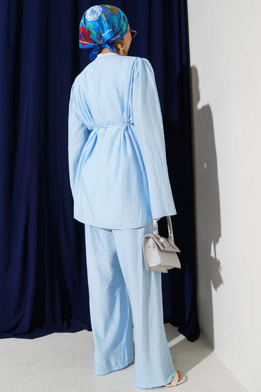 طقم من قطعتين مع حزام وأزرار بريطانية، لون أزرق فاتح