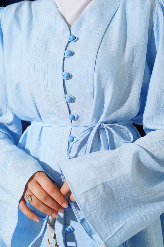 طقم من قطعتين مع حزام وأزرار بريطانية، لون أزرق فاتح