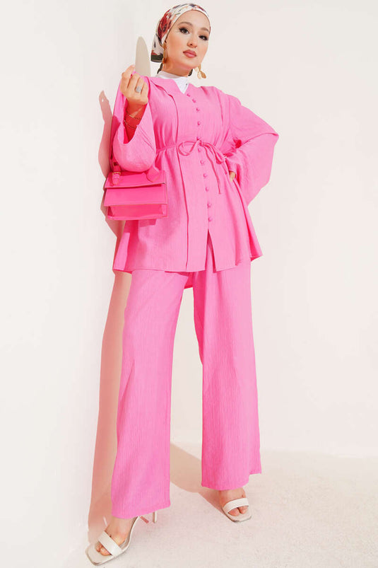 طقم وردي من قطعتين مع حزام وإغلاق بأزرار بريطانية