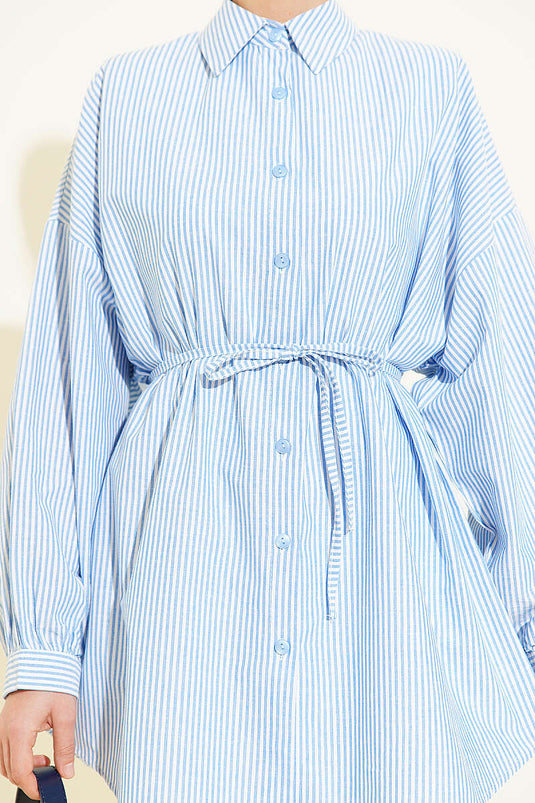Chemise oversize rayée verticale avec ceinture en corde, bleue