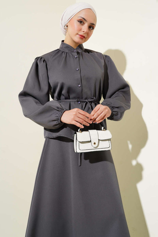 بدلة من قطعتين مع حزام حبل وتنورة بأزرار، لون دخاني