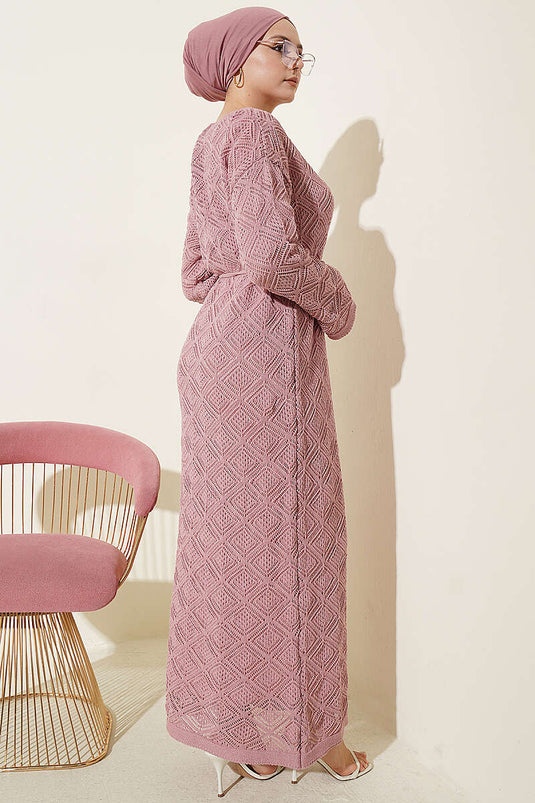 Strickkleid mit Gürtel und quadratischem Lochmuster in Puderton