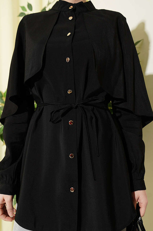 Camicia nera con cintura a corda e maniche a mantella