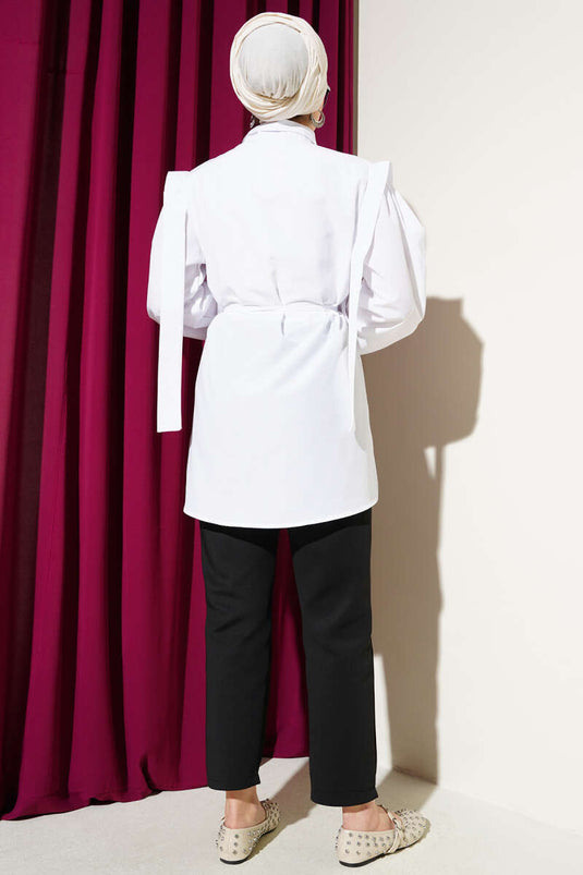 Camicia a mantella con cintura in corda e spalle bianche