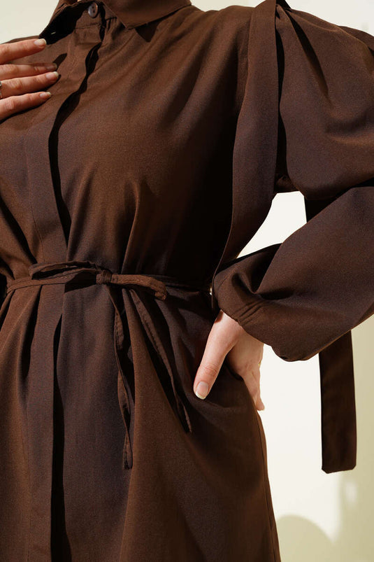 Camicia a mantella con cintura in corda e spalle marroni