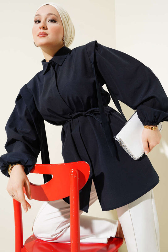 Camicia a mantella con cintura in corda e spalle blu navy