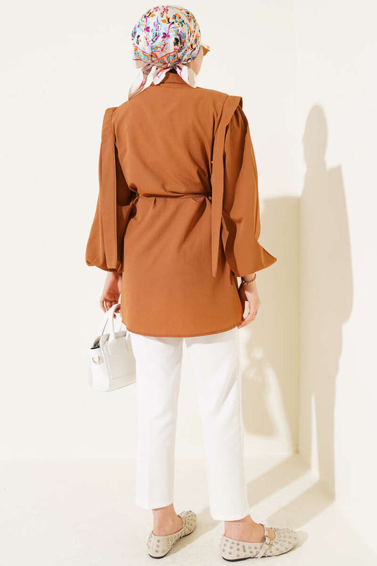 قميص عباءة بحزام على الكتف وحبل بلون بني