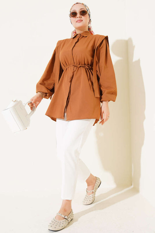 قميص عباءة بحزام على الكتف وحبل بلون بني