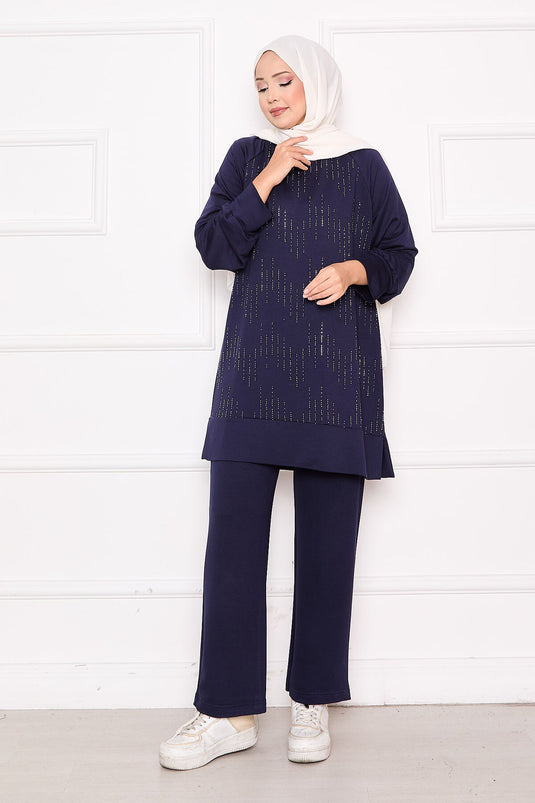 بدلة أويسو من قطعتين باللون الأزرق الداكن مع تفاصيل حجرية لامعة