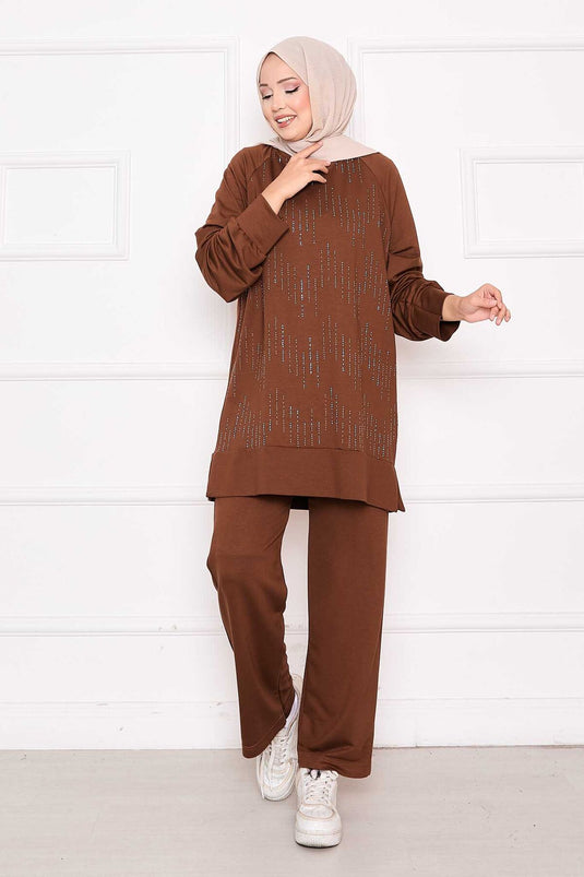 طقم أويسو من قطعتين باللون البني مع تفاصيل حجرية لامعة