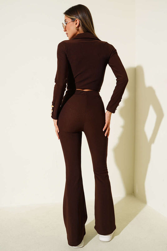 طقم مكون من قطعتين بتصميم إسباني، بقصة واسعة وأزرار أمامية، باللون البني الداكن.