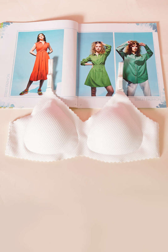 حمالة صدر مدعمة بتقنية القطع بالليزر من جاكار بلون عاجي