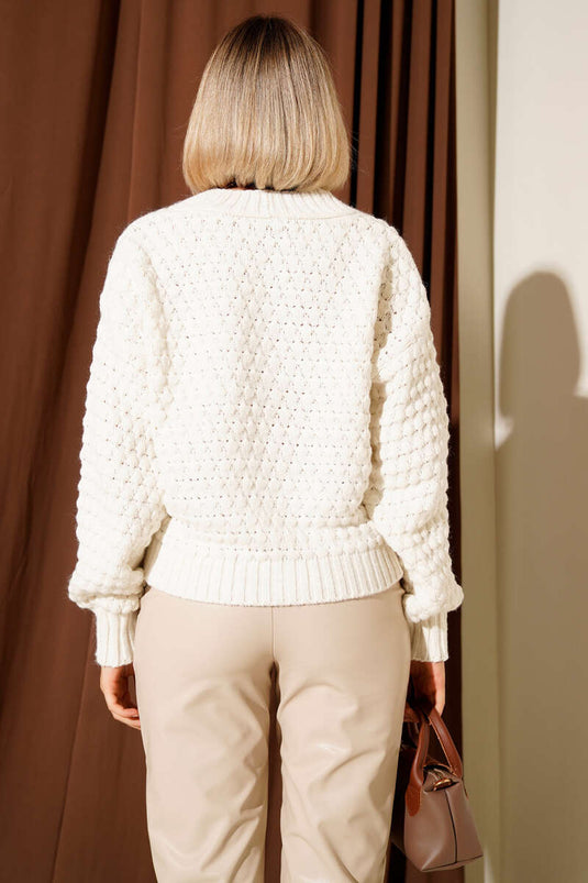 كارديجان قصير محبوك بأزرار ونقش بارز، لون بيج فاتح