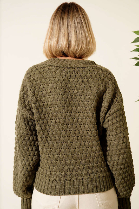 Gilet court en maille kaki à boutons et motif en relief