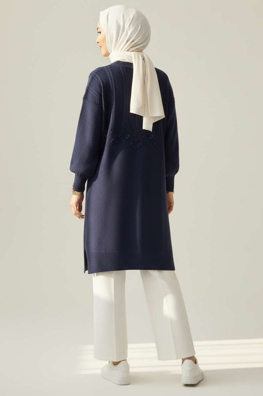 سترة ناعمة محبوكة بنقش بارز، لون كحلي