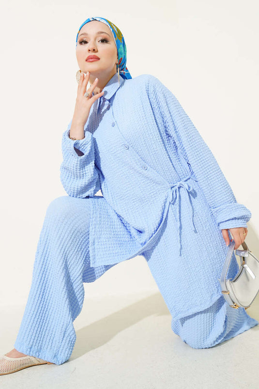 طقم من قطعتين منقوش باللون الأزرق الفاتح